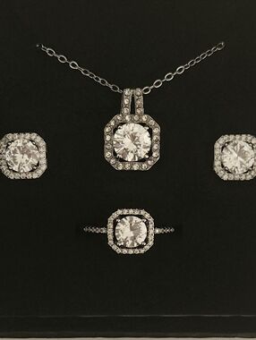 Round Cut With Halo Jewelry Set In Silver